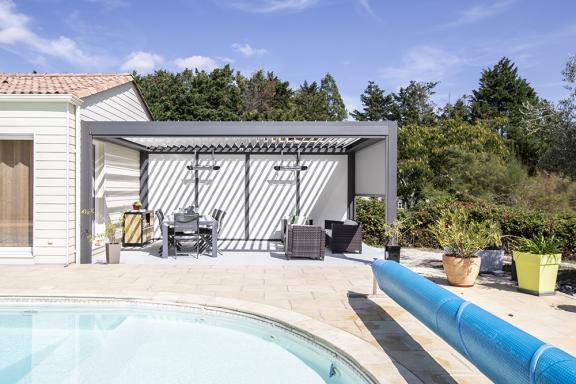 Akena Pergola Bioclimatique - Bandeaux RGB - Adossée