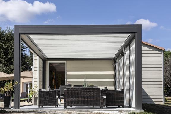 Akena Pergola Bioclimatique - Bandeaux RGB - Lames orientées