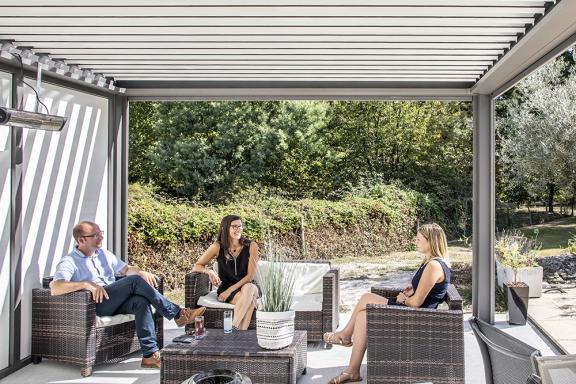 Akena Pergola Bioclimatique - Bandeaux RGB - Salon familial