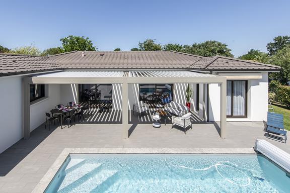 Akena Pergola - Aménagement terrasse - Vue face avec piscine
