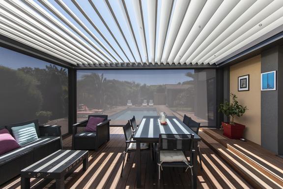 Akena Pergola - Pergola Bioclimatique - Stores screen motorisés fermés