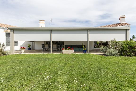 Akena Pergola - Toit fixe adossée - Stores screen motorisés