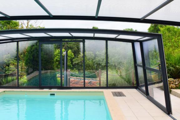 Abri de piscine haut R-Design vue d'intérieur