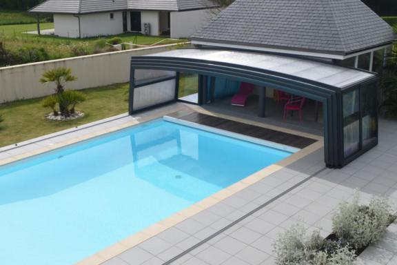 Abri de piscine mi-haut R-Design ouvert
