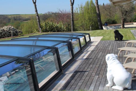 abri de piscine bas néo 50 fermé sur la piscine
