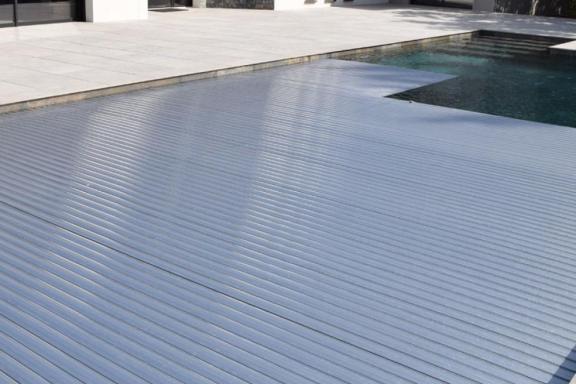 volet de piscine intégré