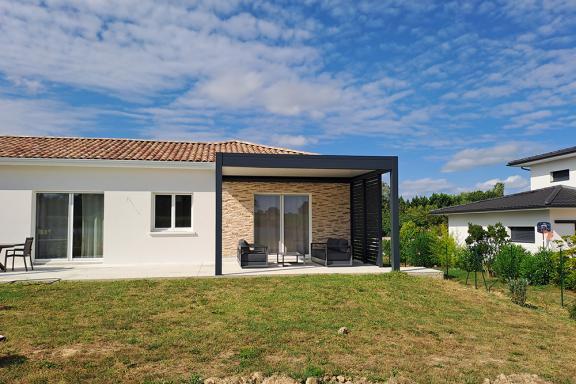 Photo de pergola Akena à toit plat vue sur le jardin