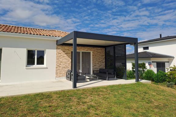 Vue plus lointaine d'une pergola posée par Akena