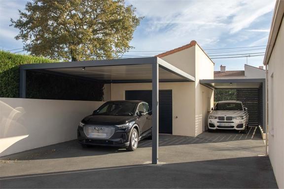 AKENA – Carport à toit plat avec brise-vue fixe