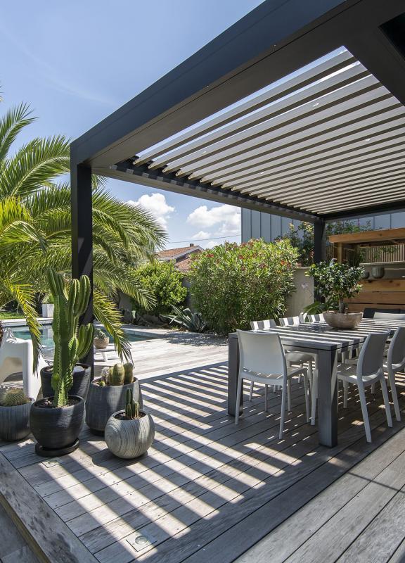 pergola akena avec palmier dans jardin