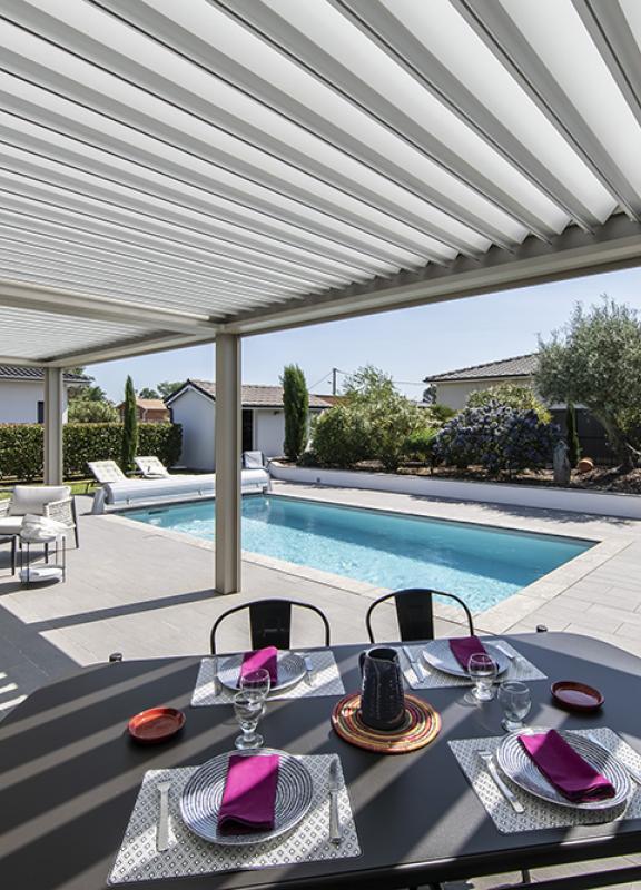 Akena Pergola - Aménagement terrasse - Vue sur piscine