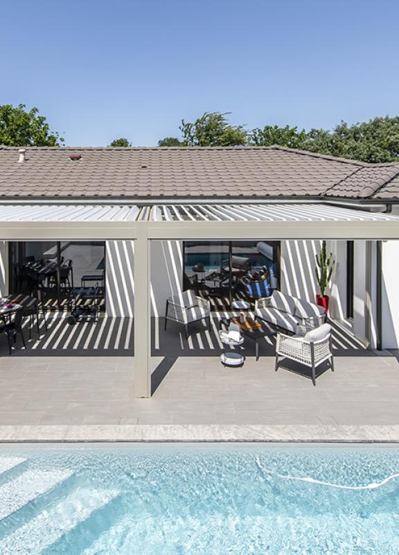 Akena Pergola - Aménagement terrasse - Vue face avec piscine