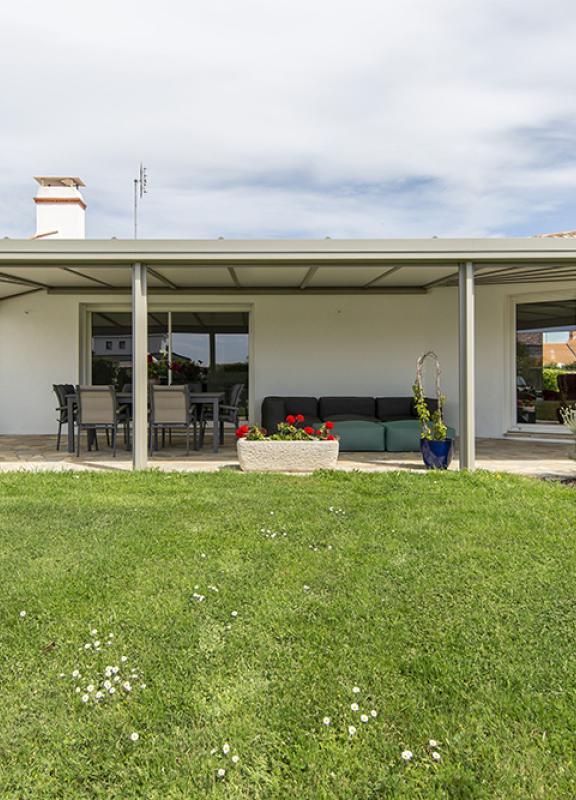 Akena Pergola - Toit fixe adossée - Vue sur jardin