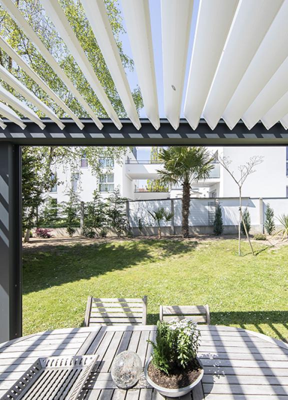 Akena - Pergola bioclimatique Nantes - Vue intérieur