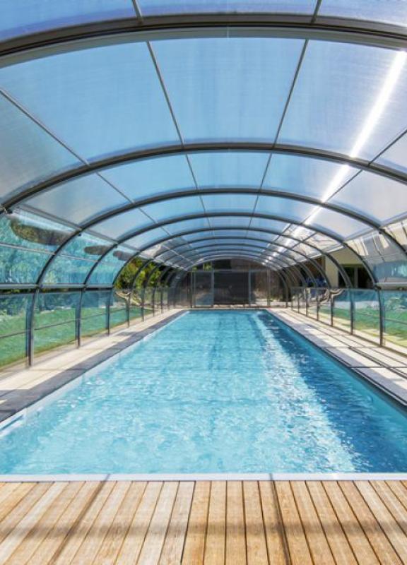 Abri de piscine haut fixe vue d'intérieur