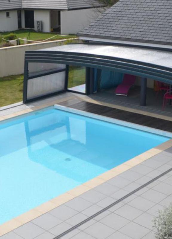 Abri de piscine mi-haut R-Design ouvert