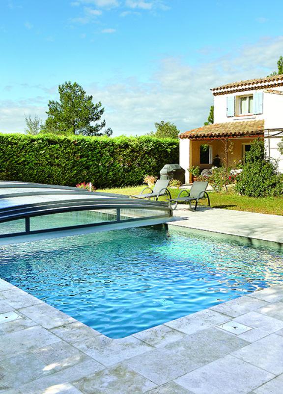 Abri de piscine Akena Néo 30 ouvert sur la piscine 