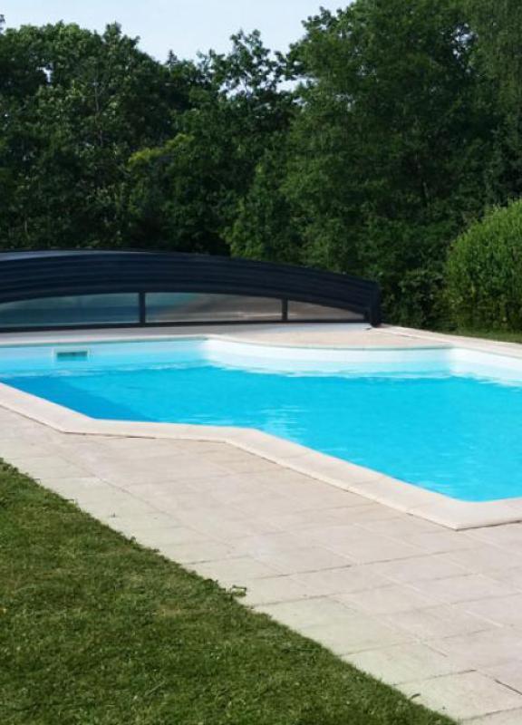 abri de piscine bas néo XXL ouvert sur la piscine