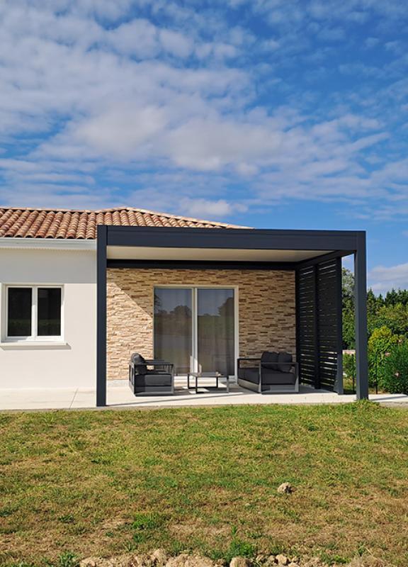 Photo de pergola Akena à toit plat vue sur le jardin