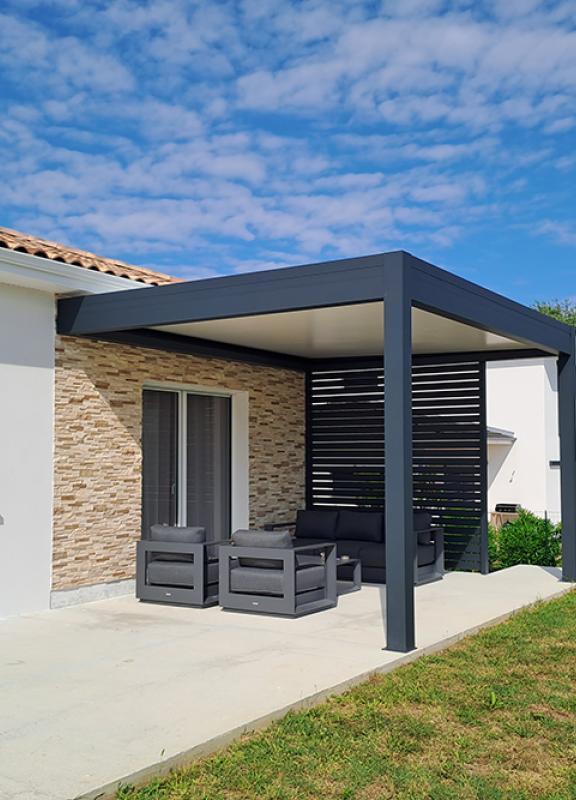 Pergola à toit plat Akena avec salon détente pour l'été