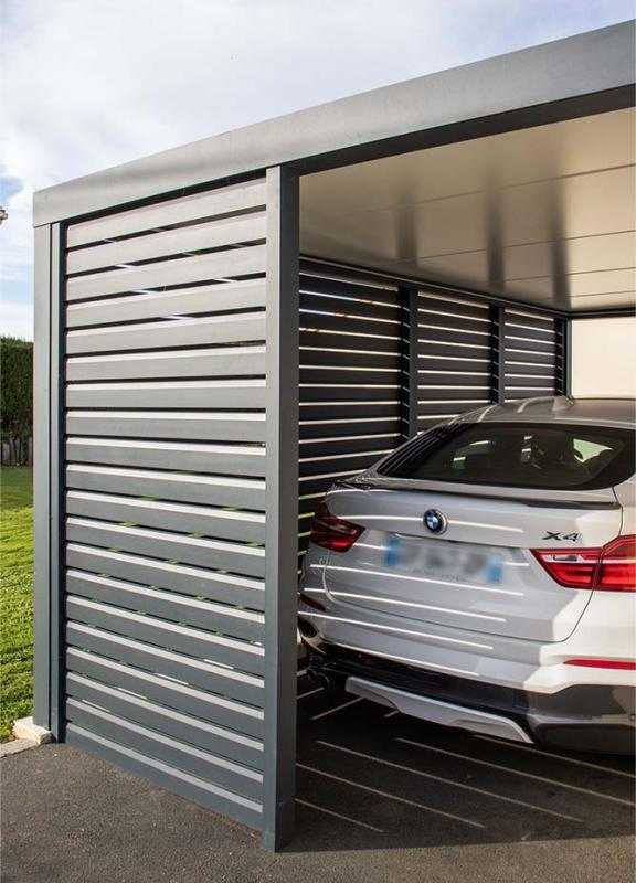 AKENA – Carport à toit plat avec brise-vue fixe