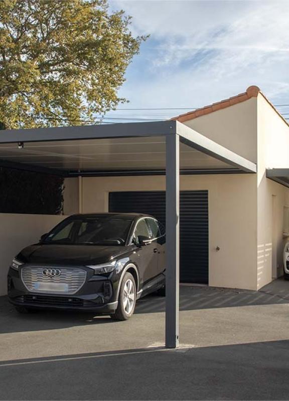 AKENA – Carport à toit plat avec brise-vue fixe