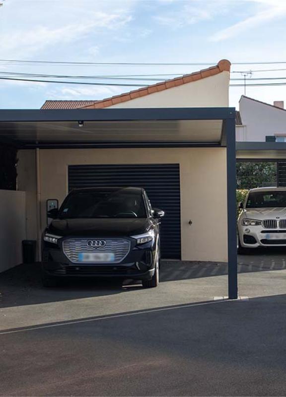 AKENA – Carport à toit plat avec brise-vue fixe