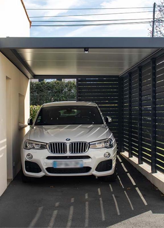 AKENA – Carport à toit plat avec brise-vue fixe