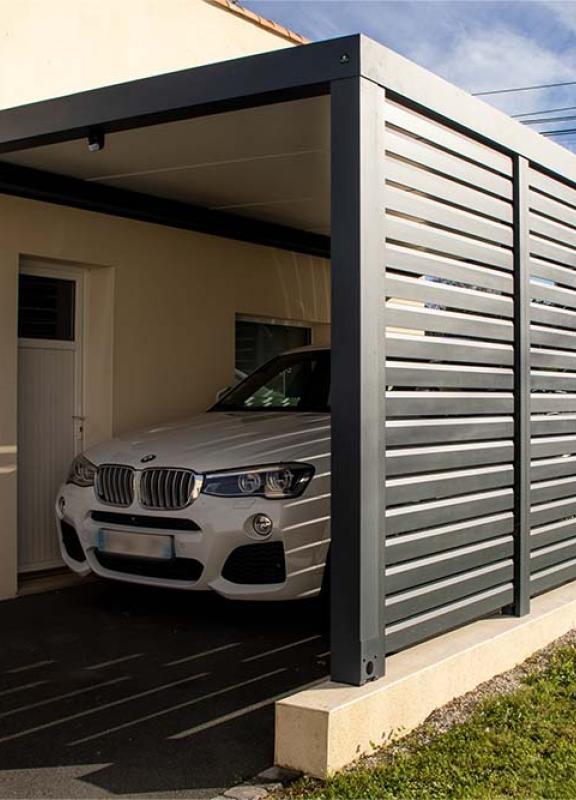 AKENA – Carport à toit plat avec brise-vue fixe