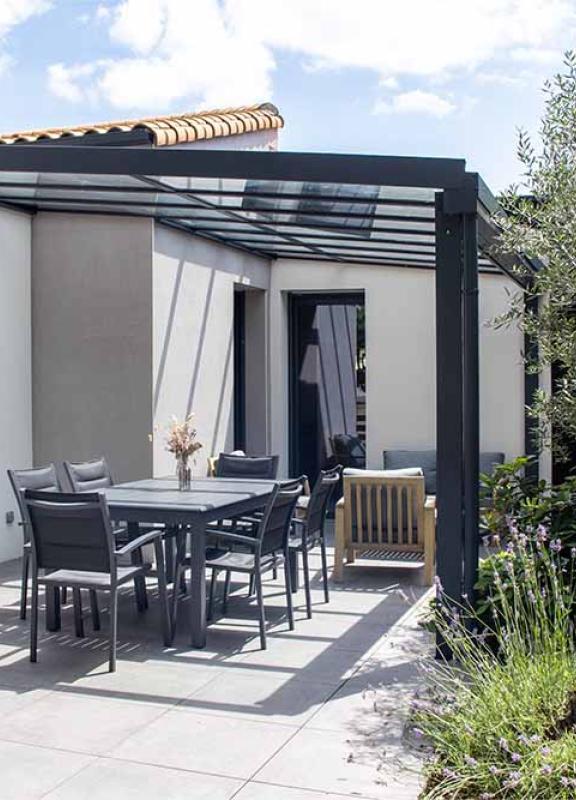 AKENA – Préau à toiture vitrée