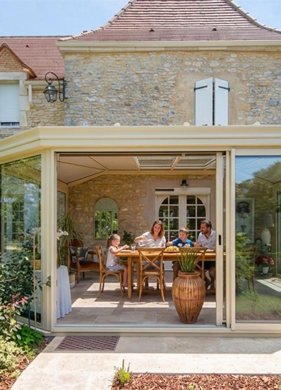 Véranda beige jardin d'hiver Akena vue extérieur