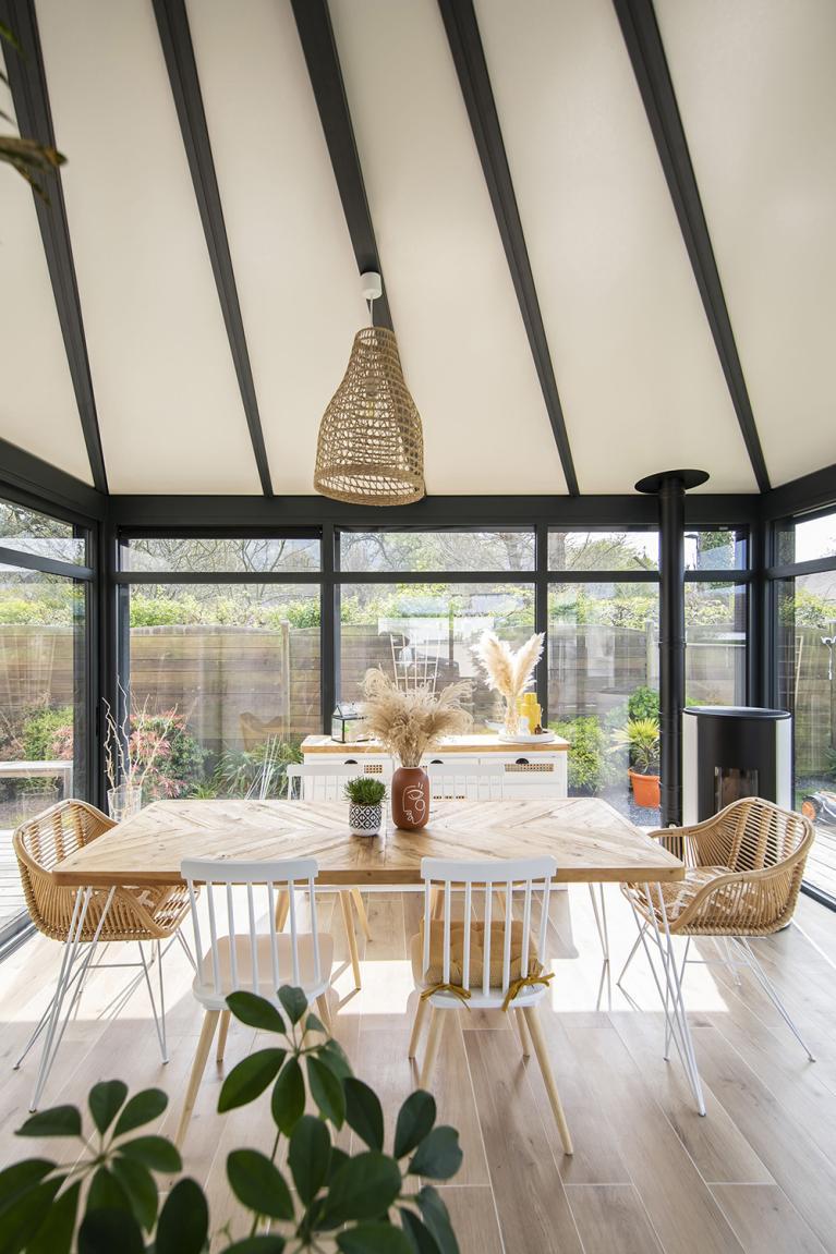 Véranda alu AKENA - Décoration chaleureuse