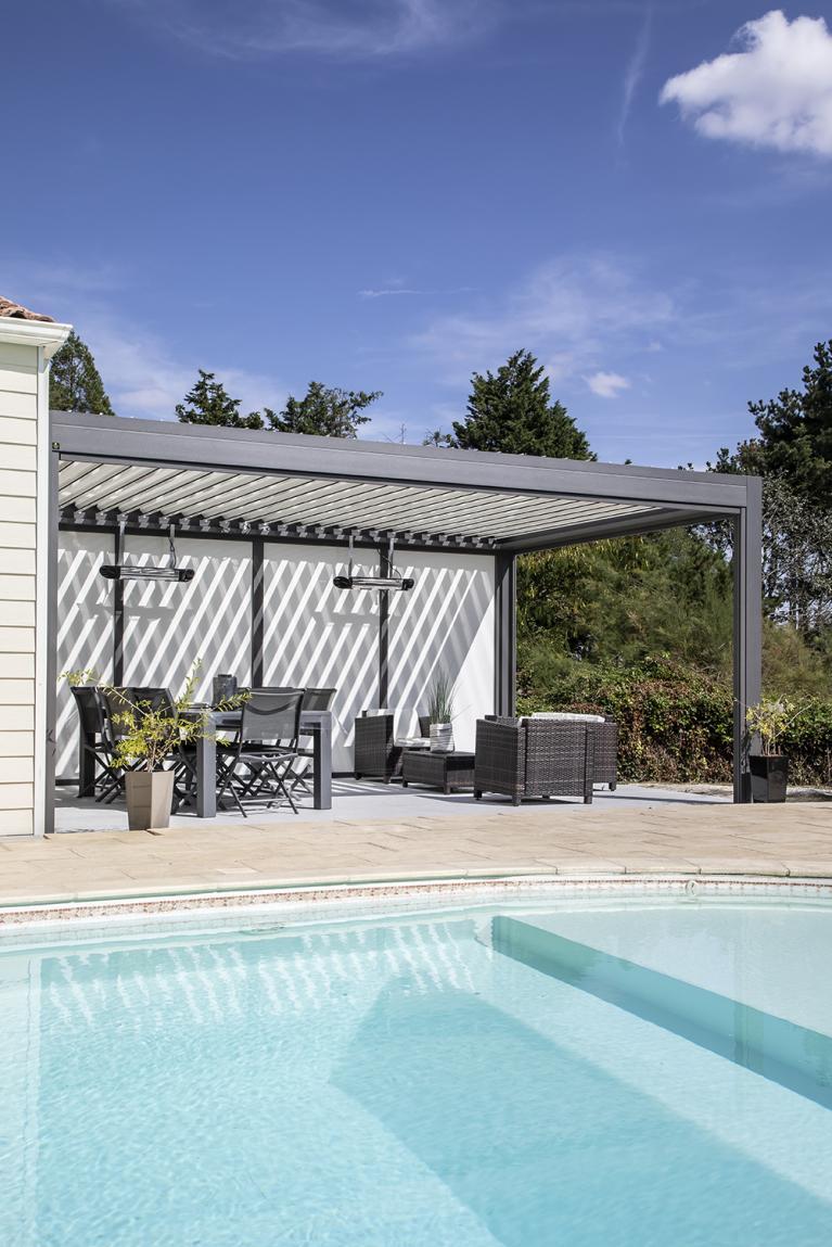 Akena Pergola Bioclimatique - Bandeaux RGB - Vue sur piscine