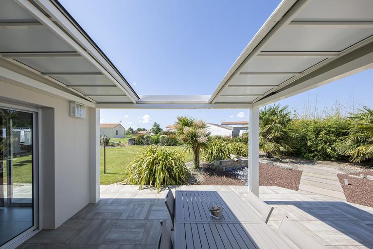 Pergola aluminium à toit vitré, toit de terrasse sur-mesure