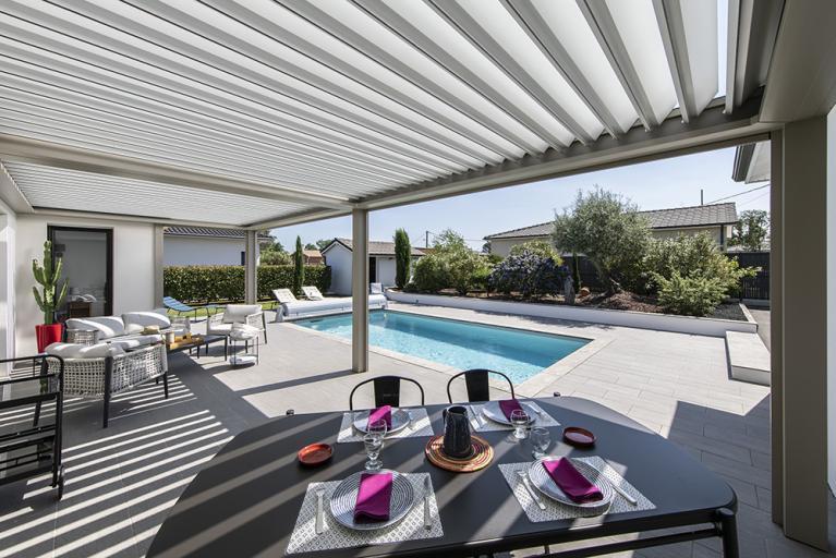 Akena Pergola - Aménagement terrasse - Vue sur piscine