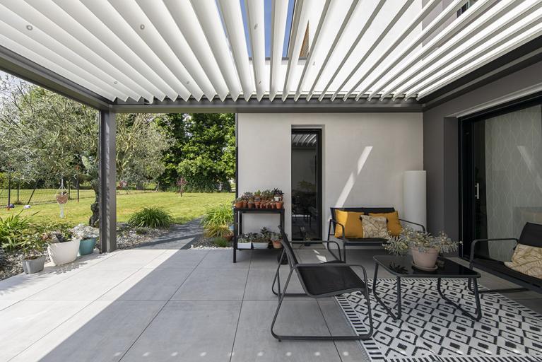 Akena Pergola Bioclimatique - Salon agrandissement