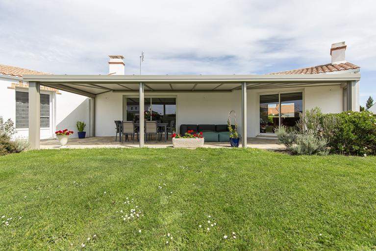 Akena Pergola - Toit fixe adossée - Vue sur jardin