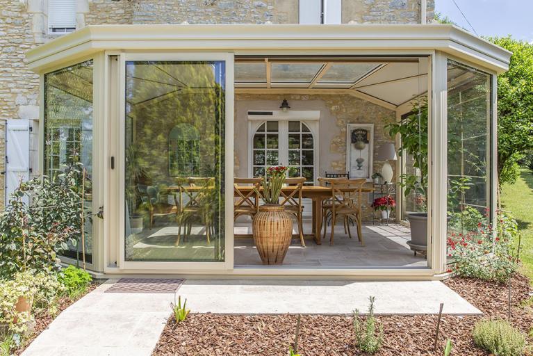 véranda jardin d'hiver Akena trois vantaux coulissants ouverts