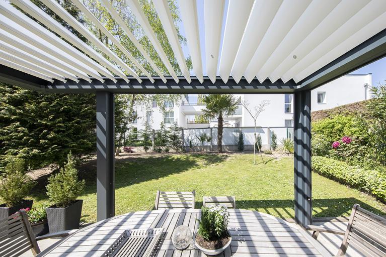 Akena - Pergola bioclimatique Nantes - Vue intérieur