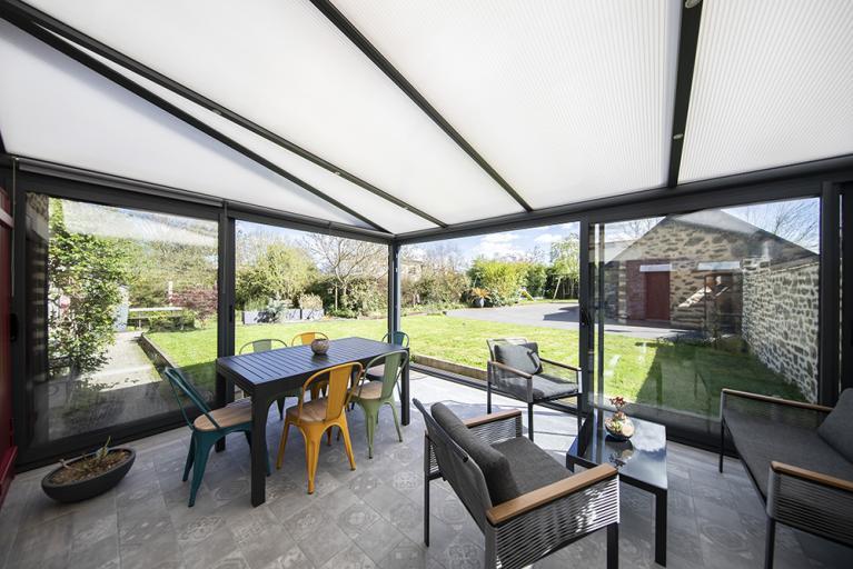 Pourquoi utiliser des plaques de polycarbonate transparent pour couvrir les  toits de vos serres ? - Tendance et Jardin