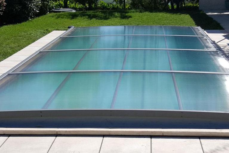 abri de piscine plat avec panneaux superposables