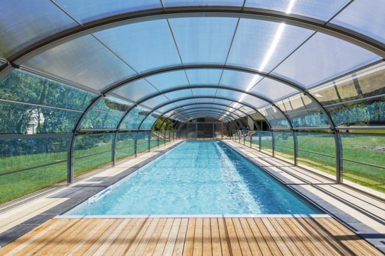 Abri de piscine haut fixe vue d'intérieur