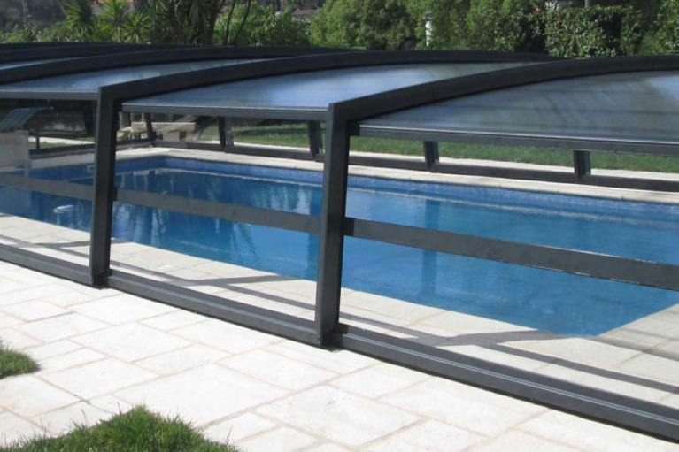 Abri de piscine mi-haut R-Design fermé