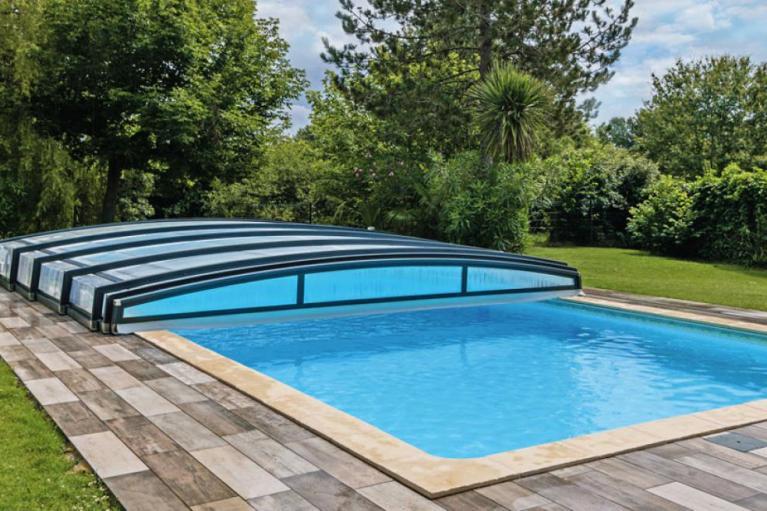 abri de piscine bas néo 30 semi-ouvert sur la piscine