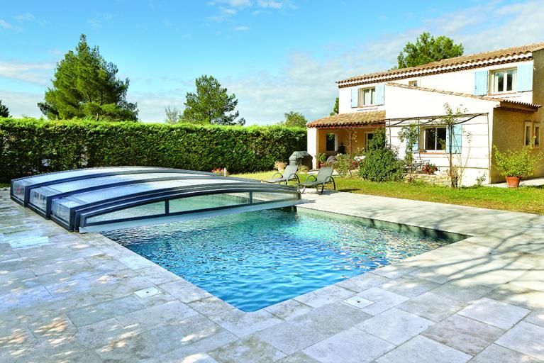 Abri de piscine Akena Néo 30 ouvert sur la piscine 