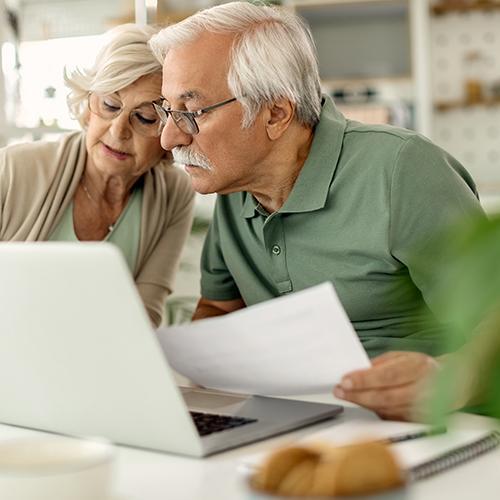 couple qui étudie les réglementation pour un projet de véranda, pergola, carport ou pool house Akena