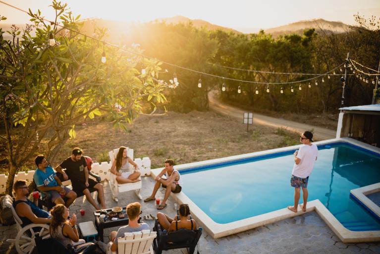 Moment convivial entre piscine et pool house Akena