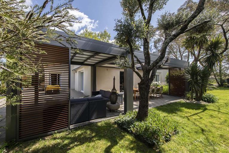 Akena - Pergola Air Bioclimatique - Vue sur le jardin