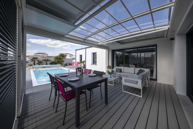 Akena - Pergola Air Bioclimatique - Vue sur la piscine