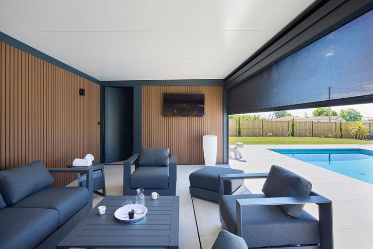 AKENA - Pool house avec store screen